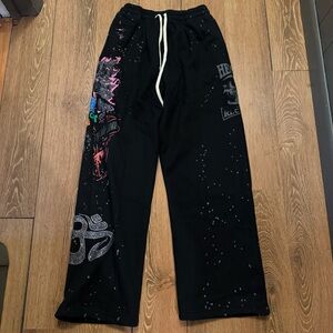 Hellstar Graffiti Sweatpants ‘Black’

Size: S